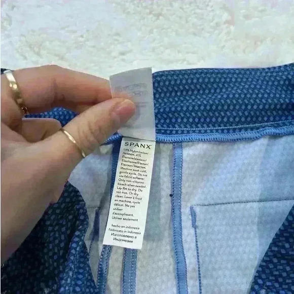 SPANX Sunshine Solutions Shorts 4” Pull On Stretch Geo‎ Scape Blue Perfect SZ L - Picture 3 of 4